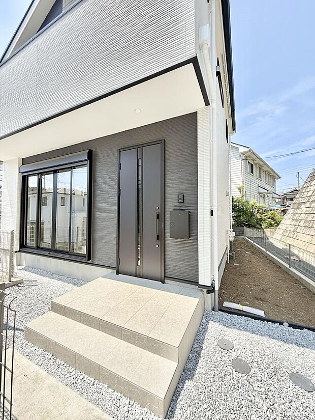 【玄関】■ 心地よい暮らしへとつながる、温かい玄関