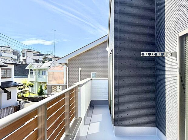 【バルコニー】■ 朝のコーヒーや夜の星空を楽しむ、癒しの場所