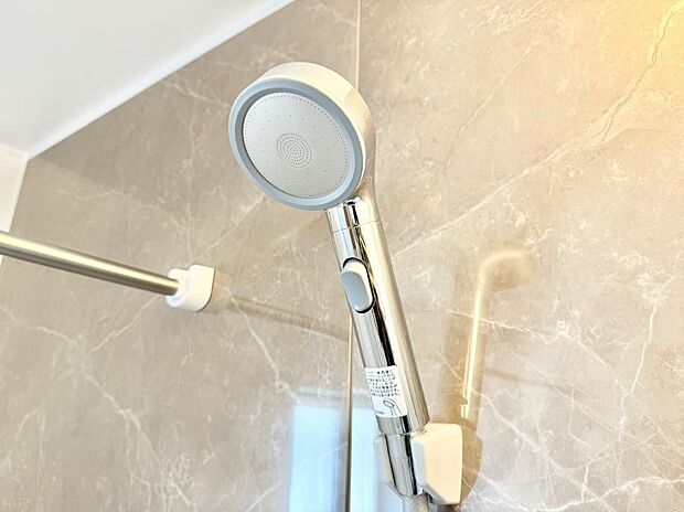 【止水シャワーヘッド】■手元で簡単に止水できるため、水の無駄遣いを減らすことができます。