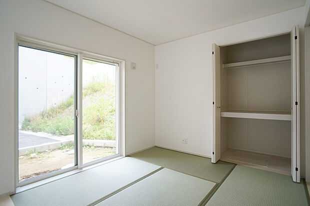 【寝室】■シンプルな空間で、収納付きベッドやデスクなど、多機能な家具を活用しやすいです