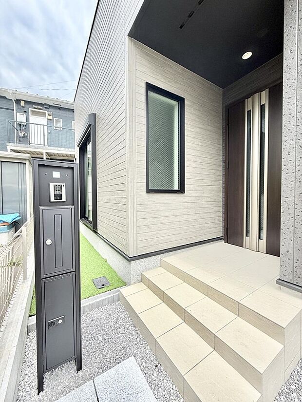 【玄関】■ 帰るたびにホッとする、安心感のある佇まい