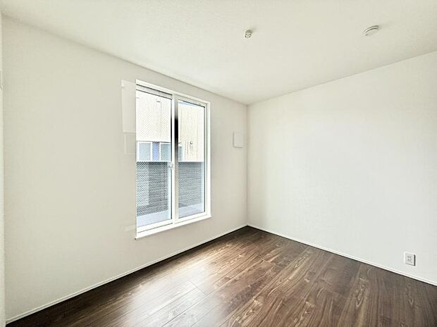 【リビング以外の居室】■落ち着いた色合いのお部屋で穏やかな時間を楽しめます