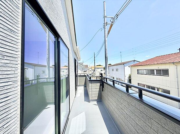 【バルコニー】■ 季節の移ろいを感じられる開放的な空間です