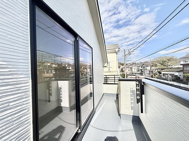 【バルコニー】■ 心地よい風と光を感じる、くつろぎのバルコニー