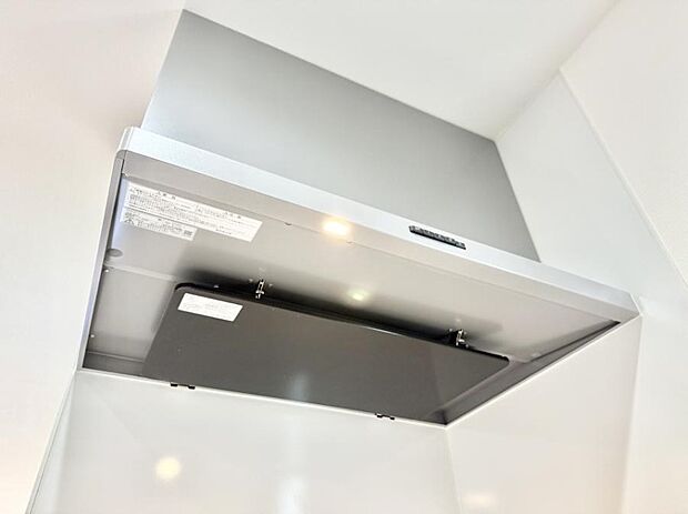 【レンジフード】■調理時の蒸気や匂いが換気扇に誘導され、効率的に排煙ができます。