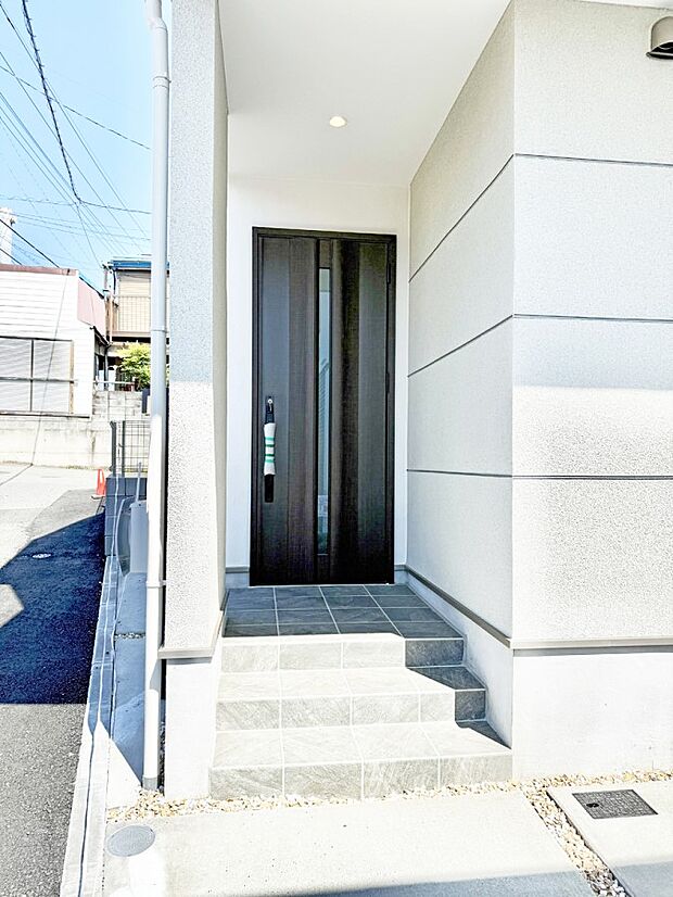 【玄関】■ 帰るたびにホッとする、安心感のある佇まい