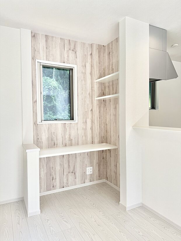 【リビング】■お子様のリビング学習やテレワークなどに利用できるスタディカウンタースペース完備♪  