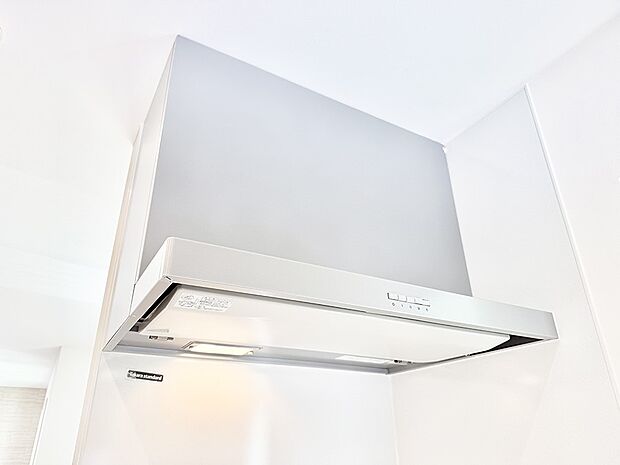 【レンジフード】■調理時の蒸気や匂いが換気扇に誘導され、効率的に排煙ができます。