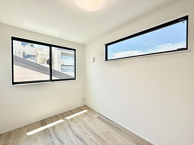 【リビング以外の居室】■落ち着いた色合いのお部屋で穏やかな時間を楽しめます