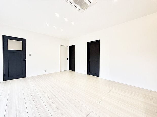 【リビング】■光と風を感じる、リラックスできる空間