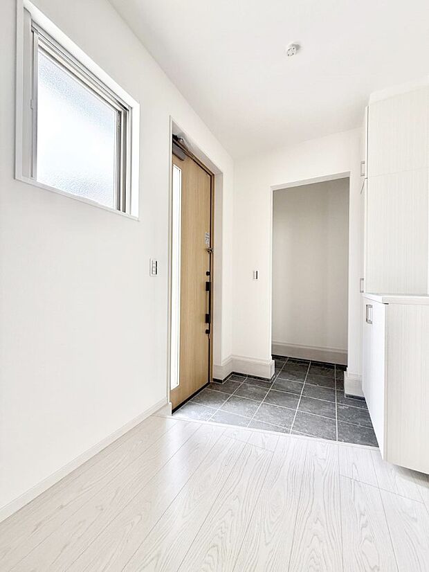 【玄関】■ シンプルで美しく、快適な暮らしの入り口