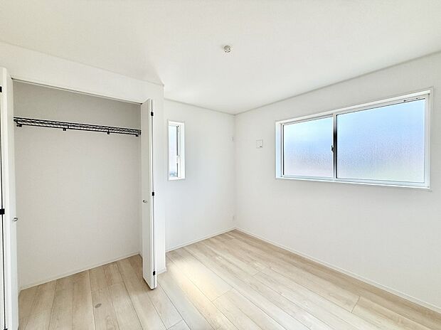 【寝室】■シンプルな空間で、収納付きベッドやデスクなど、多機能な家具を活用しやすいです