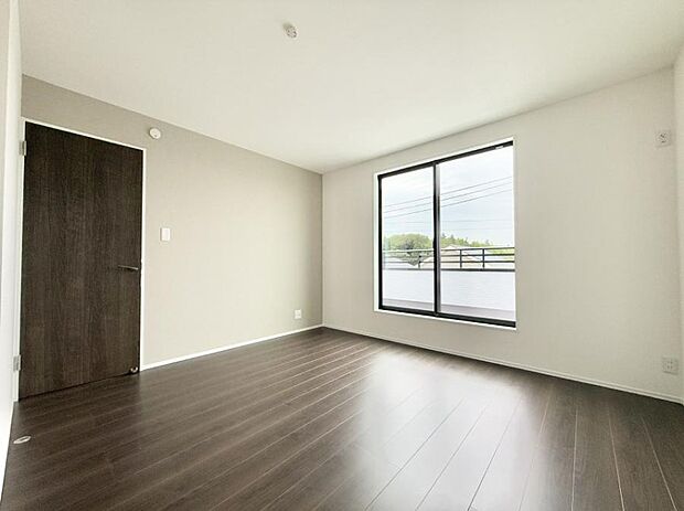 【寝室】■窓の配置や通気性の良い設計で部屋の空気がこもらず、常に新鮮な空気が流れます