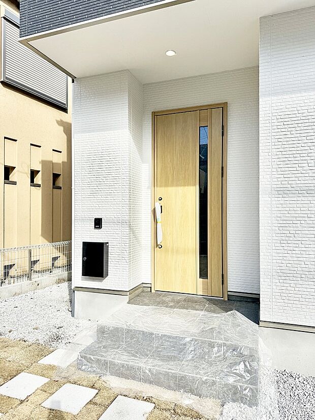 【玄関】■ シンプルで美しく、住まいの第一印象を彩る玄関です