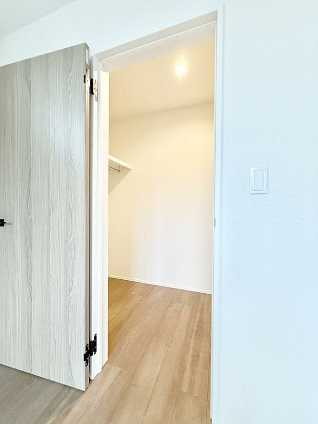 【収納】■季節の洋服も、思い出の小物もすっきり収納できるウォークインクローゼット付