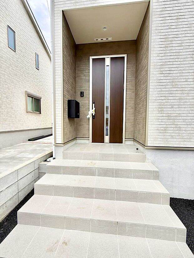 【玄関】■ 心地よい暮らしへとつながる、温かい玄関