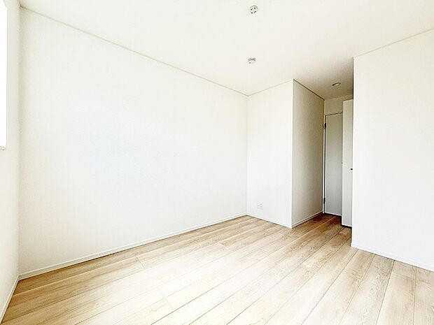 【リビング以外の居室】■落ち着いた色合いのお部屋で穏やかな時間を楽しめます