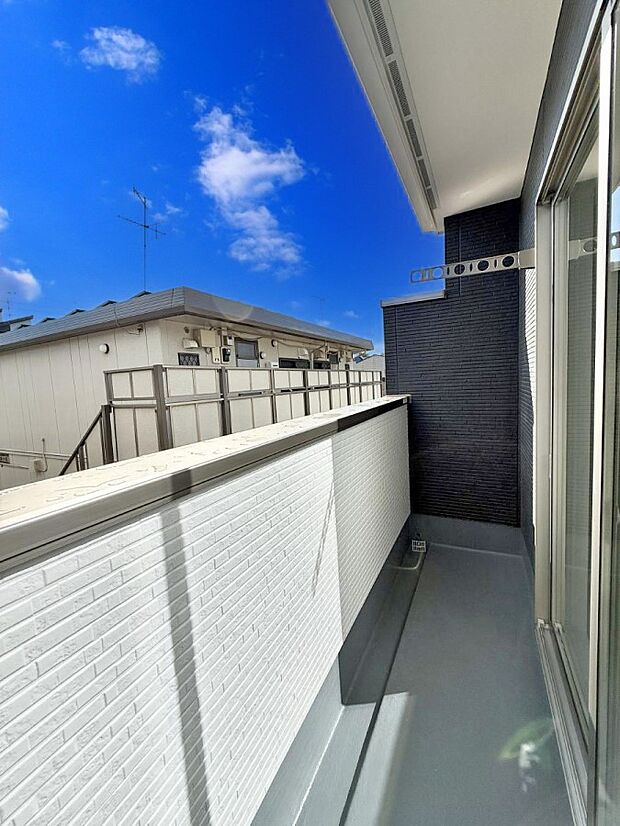 【バルコニー】■ 朝のコーヒーや夜の星空を楽しむ、癒しの場所