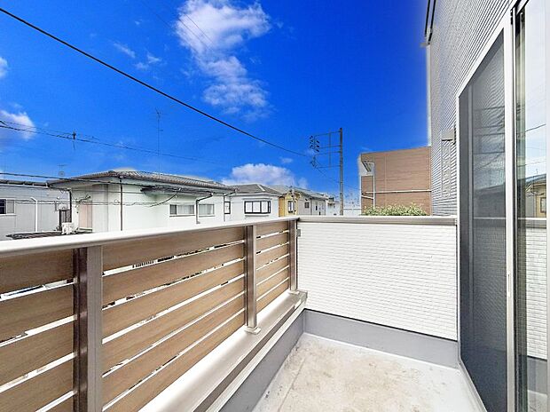 【バルコニー】■ 季節の移ろいを感じられる開放的な空間です