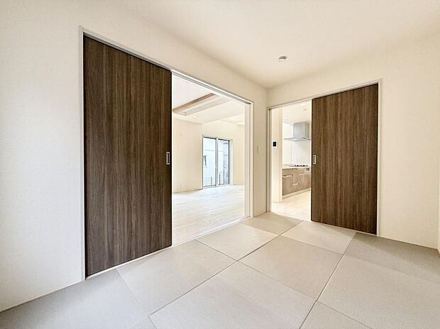 【リビング以外の居室】■落ち着いた色合いのお部屋で穏やかな時間を楽しめます