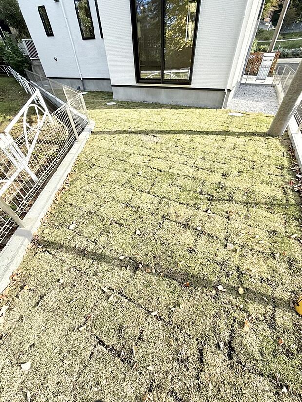 【庭】■季節の移ろいを感じられる、落ち着いた雰囲気の屋外空間