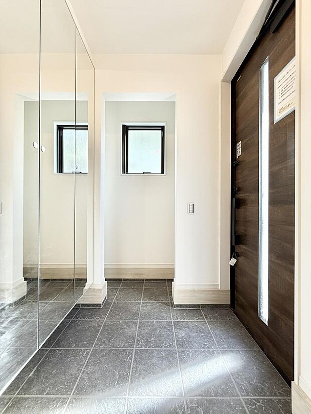 【玄関】■ 家族やゲストをやさしく迎える、心地よい空間