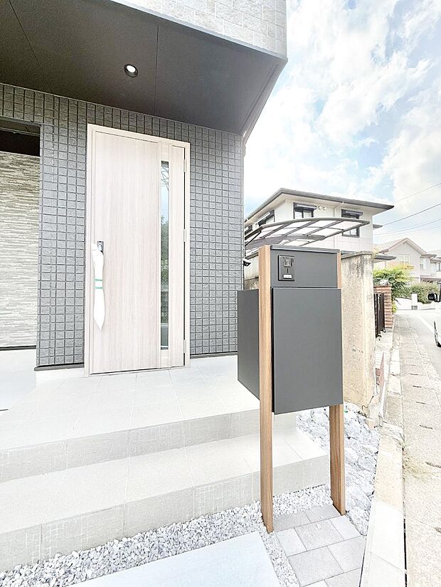 【玄関】■ シンプルで美しく、住まいの第一印象を彩る玄関です