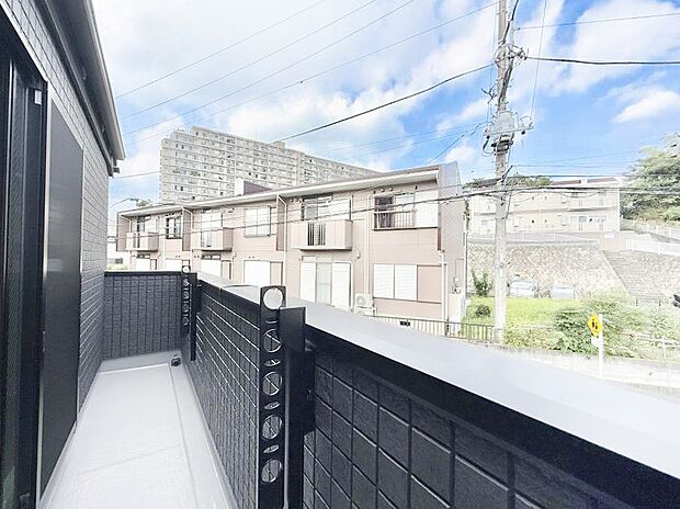 【バルコニー】■ 朝のコーヒーや夜の星空を楽しむ、癒しの場所