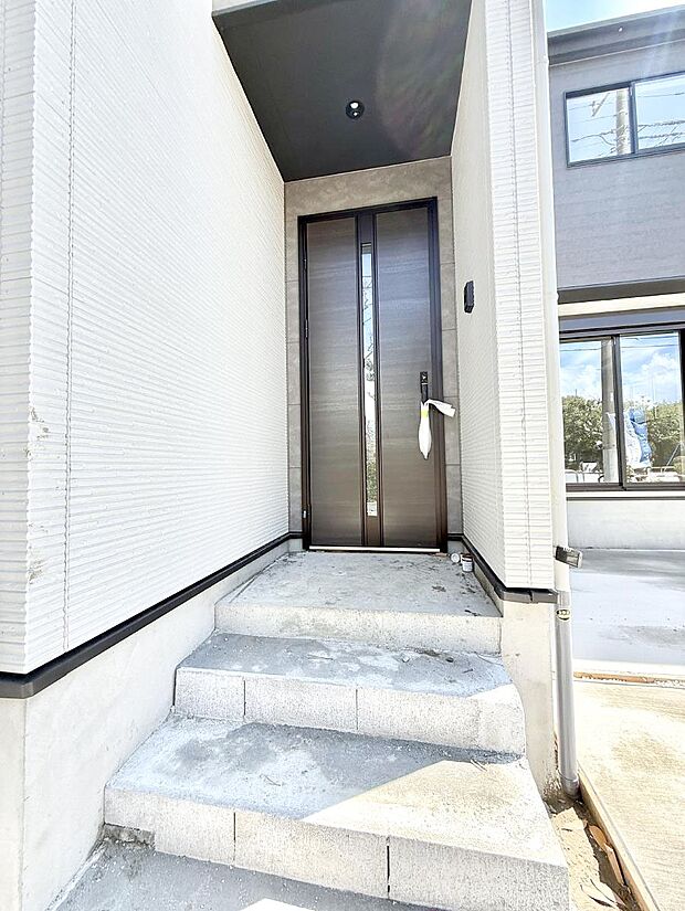 【玄関】■ シンプルで美しく、住まいの第一印象を彩る玄関です