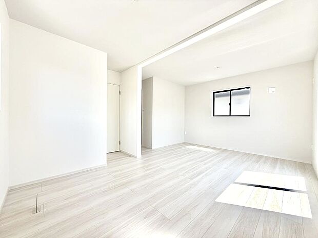 【寝室】■窓の配置や通気性の良い設計で部屋の空気がこもらず、常に新鮮な空気が流れます