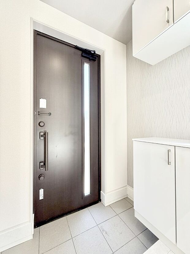 【玄関】■ 家族やゲストをやさしく迎える、心地よい空間