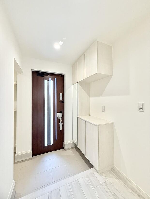 【玄関】■ 家族やゲストをやさしく迎える、心地よい空間