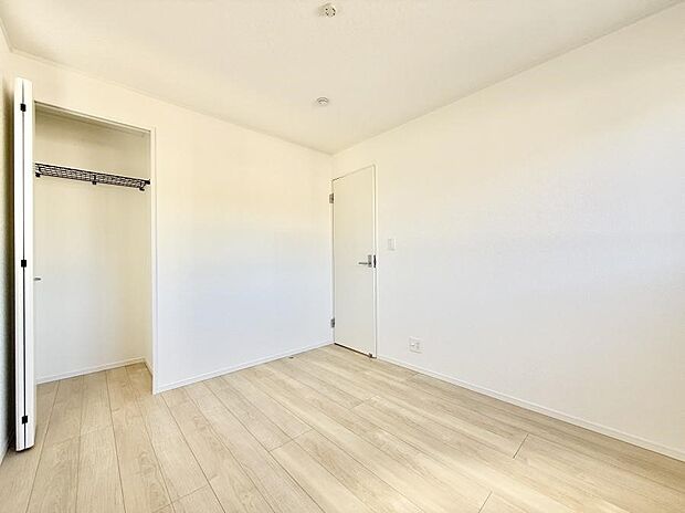 【リビング以外の居室】■落ち着いた色合いのお部屋で穏やかな時間を楽しめます