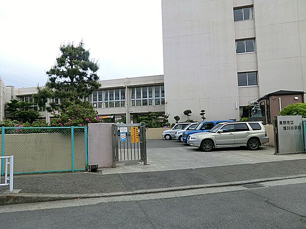 秦野市立堀川小学校（約1,400m・徒歩18分）