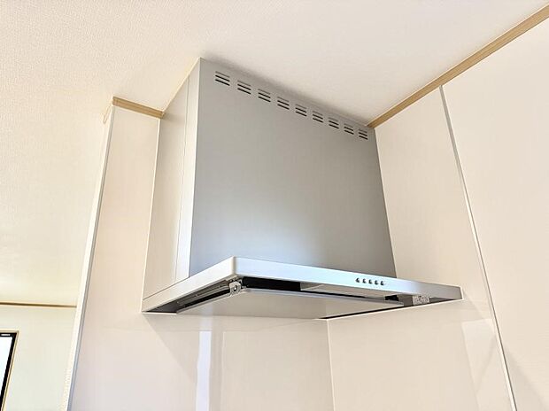 【レンジフード】■フードに覆われている為、匂いが換気扇に誘導され、効率的に排煙ができます