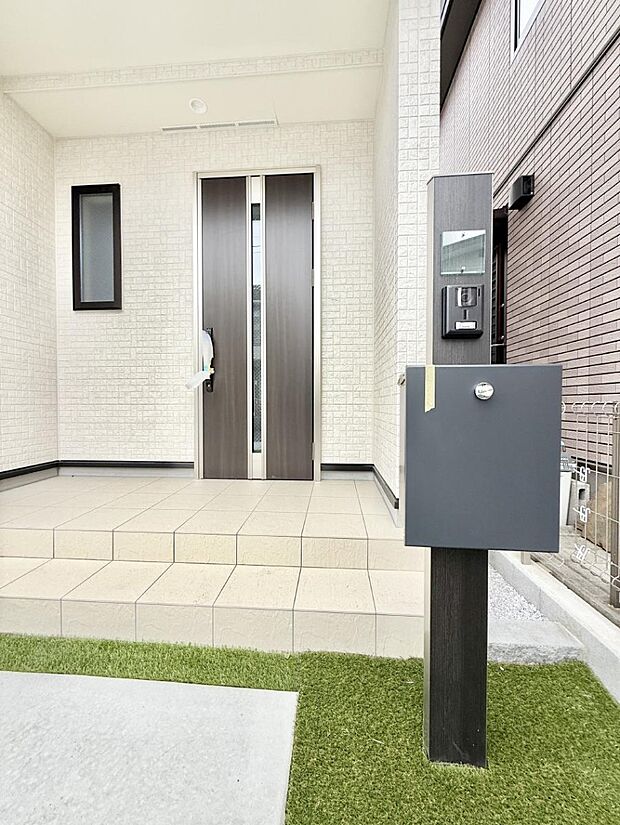 【玄関】■ 心地よい暮らしへとつながる、温かい玄関