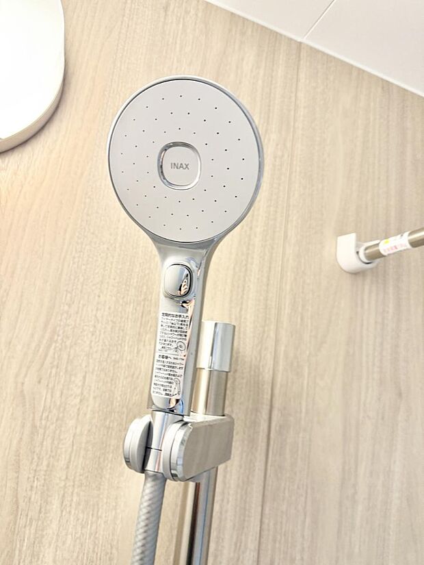 【止水シャワーヘッド】■手元で簡単に止水できるため、水の無駄遣いを減らすことができます。