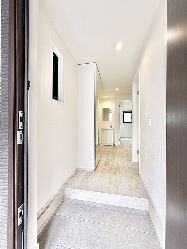 【玄関】■ 毎日を気持ちよく迎える、明るく温もりのある玄関