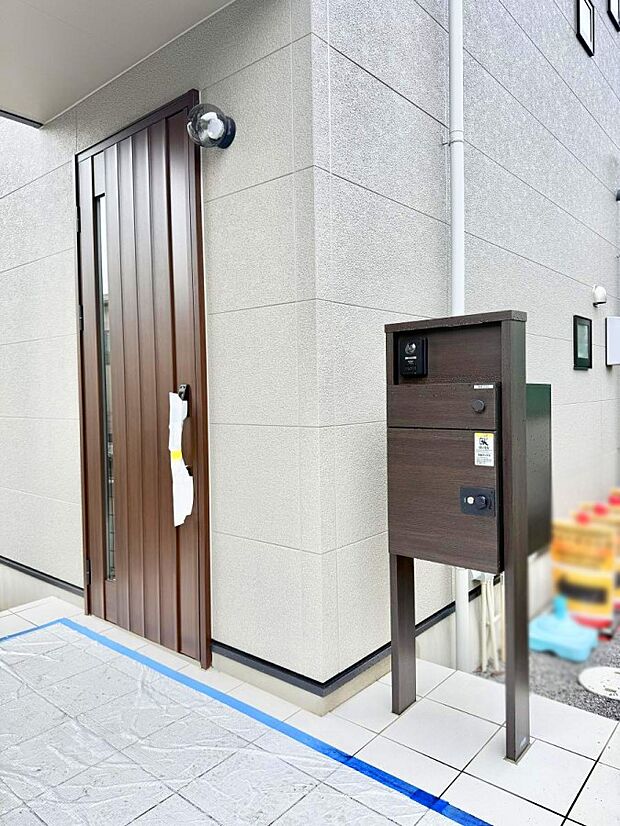 【玄関】■ 心地よい暮らしへとつながる、温かい玄関