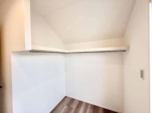 【収納】■季節の洋服も、思い出の小物もすっきり収納できるウォークインクローゼット付  