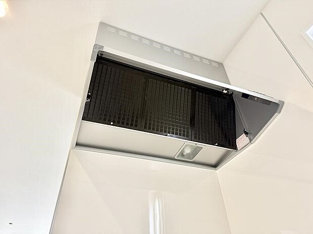 【レンジフード】■調理時の蒸気や匂いが換気扇に誘導され、効率的に排煙ができます。