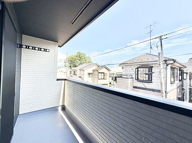 【バルコニー】■ 季節の移ろいを感じられる開放的な空間です