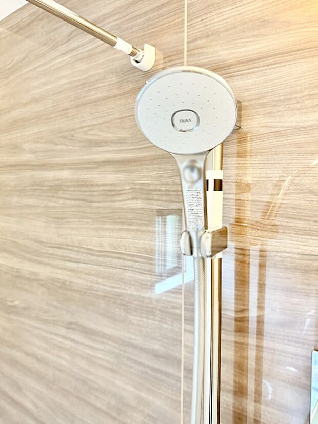 【止水シャワーヘッド】■手元で簡単に止水できるため、水の無駄遣いを減らすことができます。