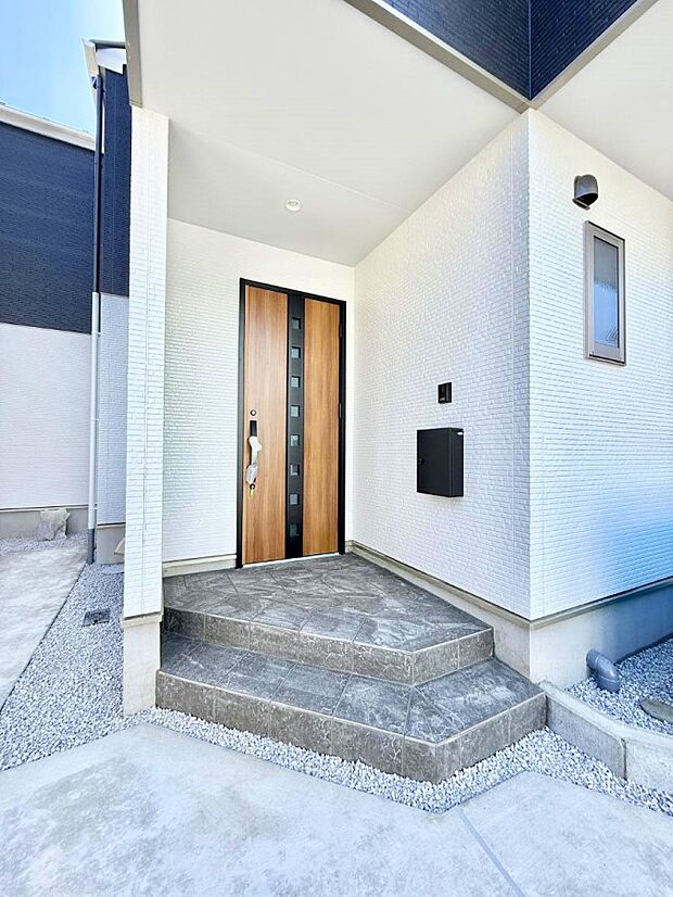 【玄関】■ 帰るたびにホッとする、安心感のある佇まい