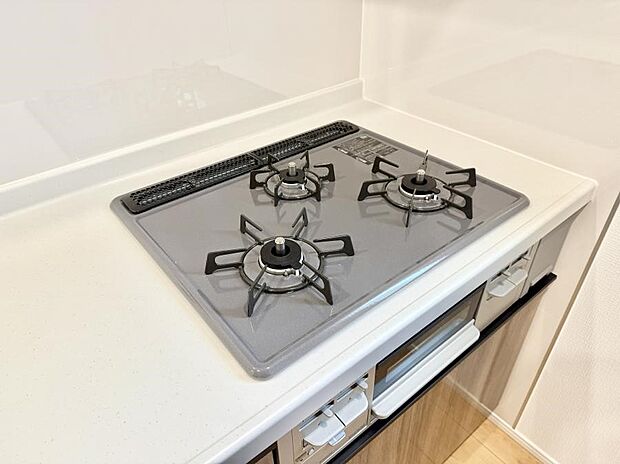 【3口ガスコンロ】■一度に多くの料理ができ便利で効率的