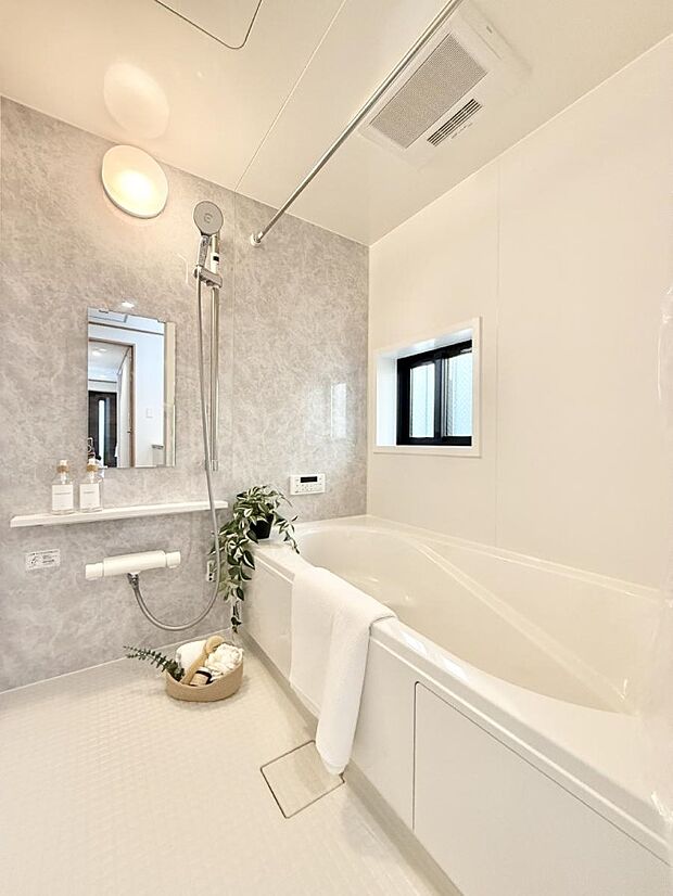 【浴室】■落ち着いた色合いの壁面、ゆっくり寛げるバスルーム