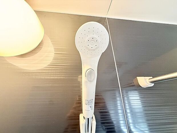 【止水シャワーヘッド】■手元で簡単に止水できるため、水の無駄遣いを減らすことができます。