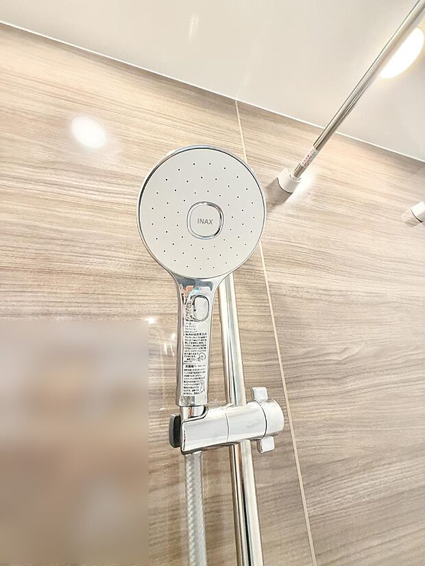 【止水シャワーヘッド】■手元で簡単に止水できるため、水の無駄遣いを減らすことができます。