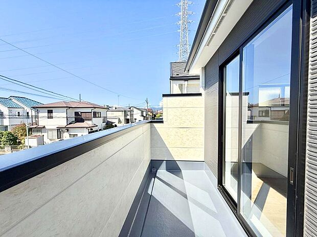 【バルコニー】■ 季節の移ろいを感じられる開放的な空間です