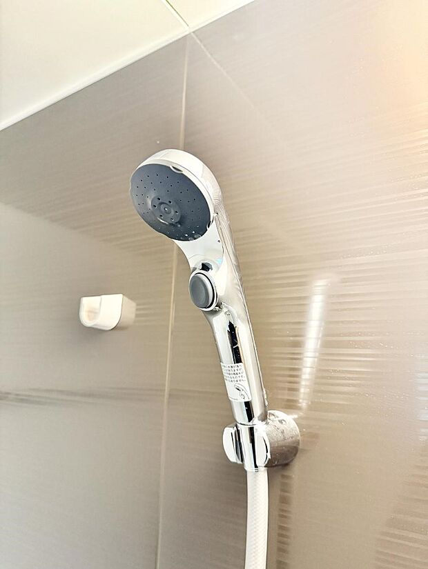 【止水シャワーヘッド】■手元で簡単に止水できるため、水の無駄遣いを減らすことができます。